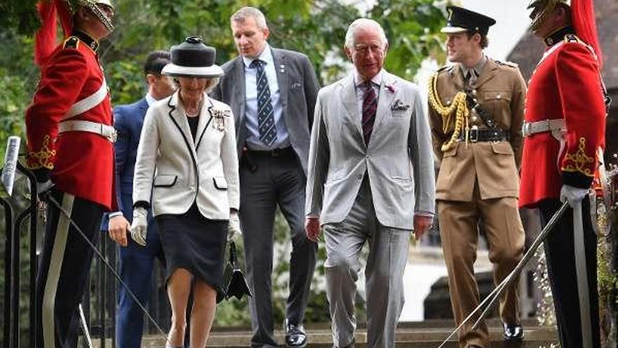 El príncipe Carlos y Camilla, a su llegada a Cardiff. // Jacob Kin