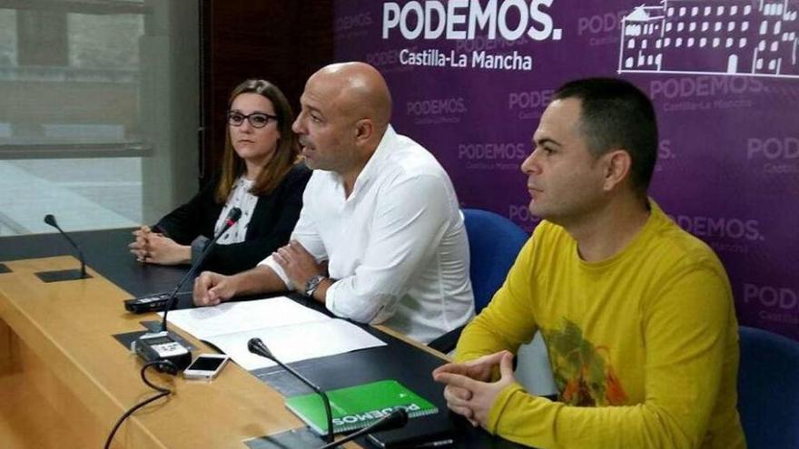 García Molina, en el centro, durante el anuncio de la ruptura con el PSOE. // Efe
