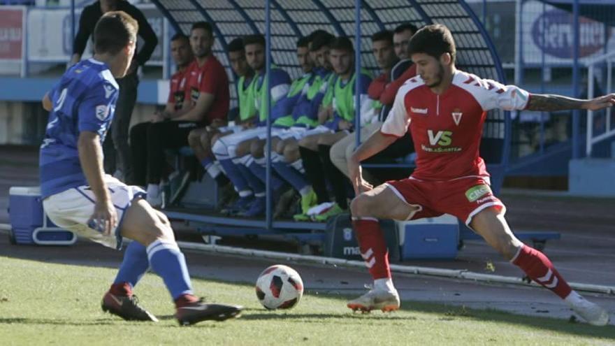 Nahuel recorta a un rival del Melilla en el choque del pasado sábado en el Álvarez Claros.