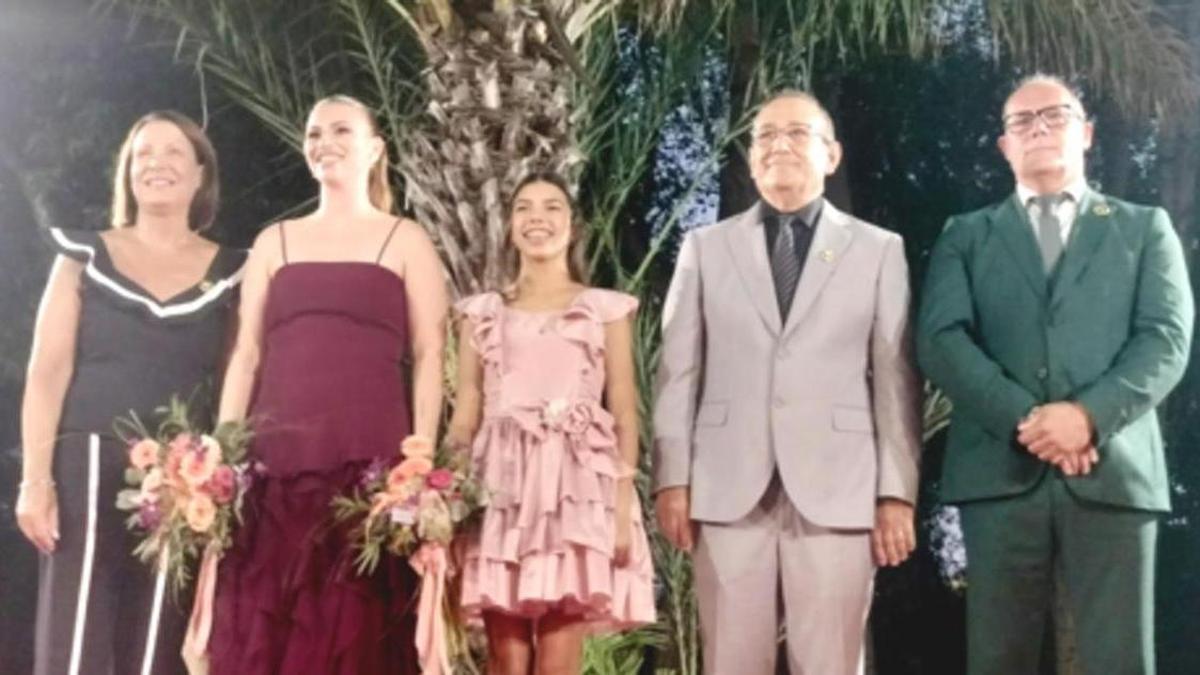 Las falleras mayores de Oliva 2027 con las autoridades y el presidente de la Federació de Falles