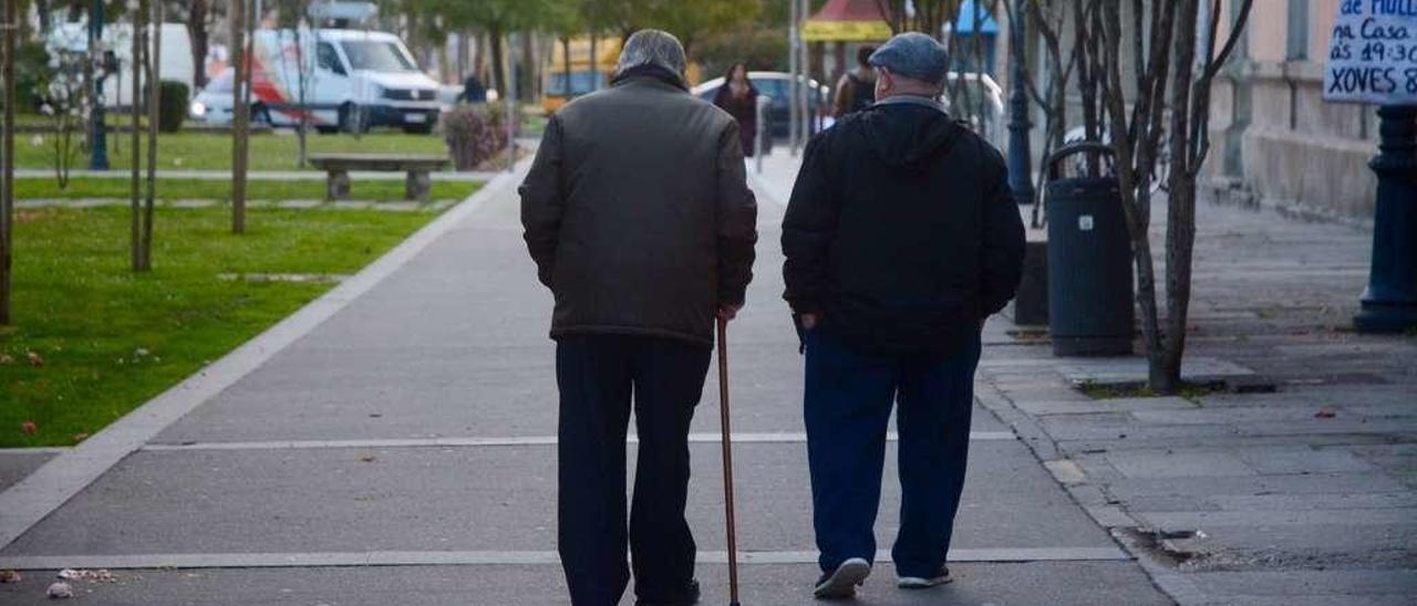 Dos pontevedreses jubilados pasean por el centro de la ciudad. // Rafa Vázquez