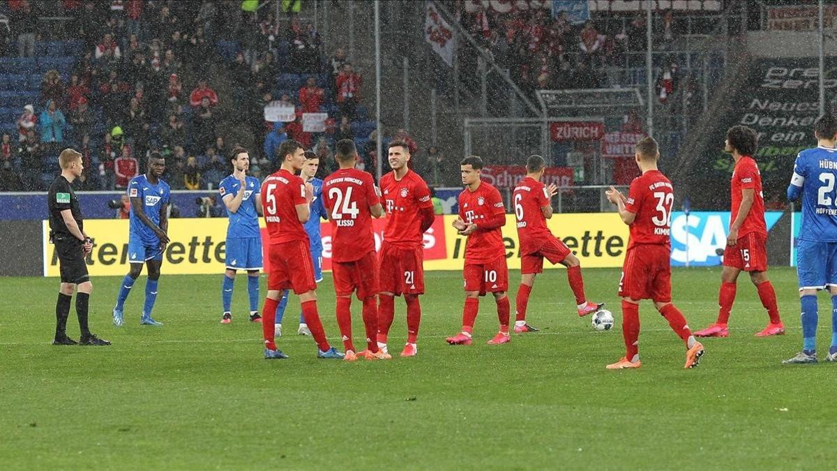 Jugadores del Hoffenheim y del Bayern renuncian a jugar en protesta por la actitud de los ultras.