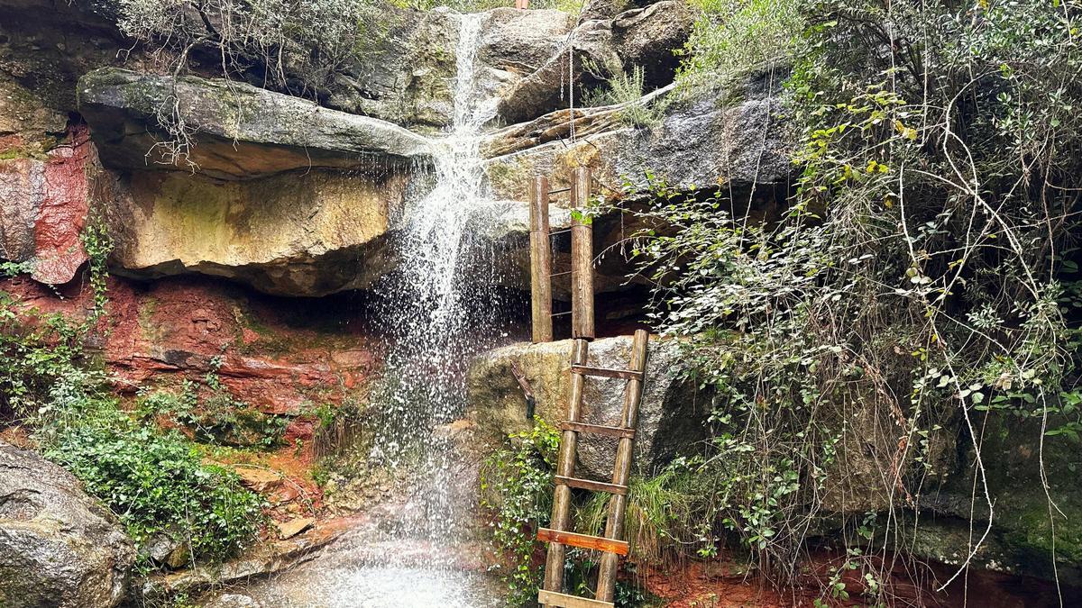 Saltant dels Tres Enllosats, en la ruta del torrente.