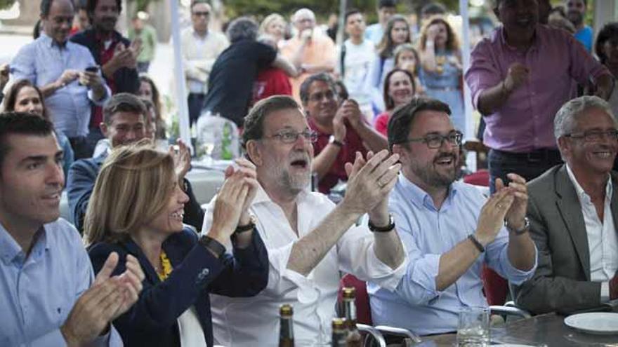 Rajoy celebra uno de los goles de España.