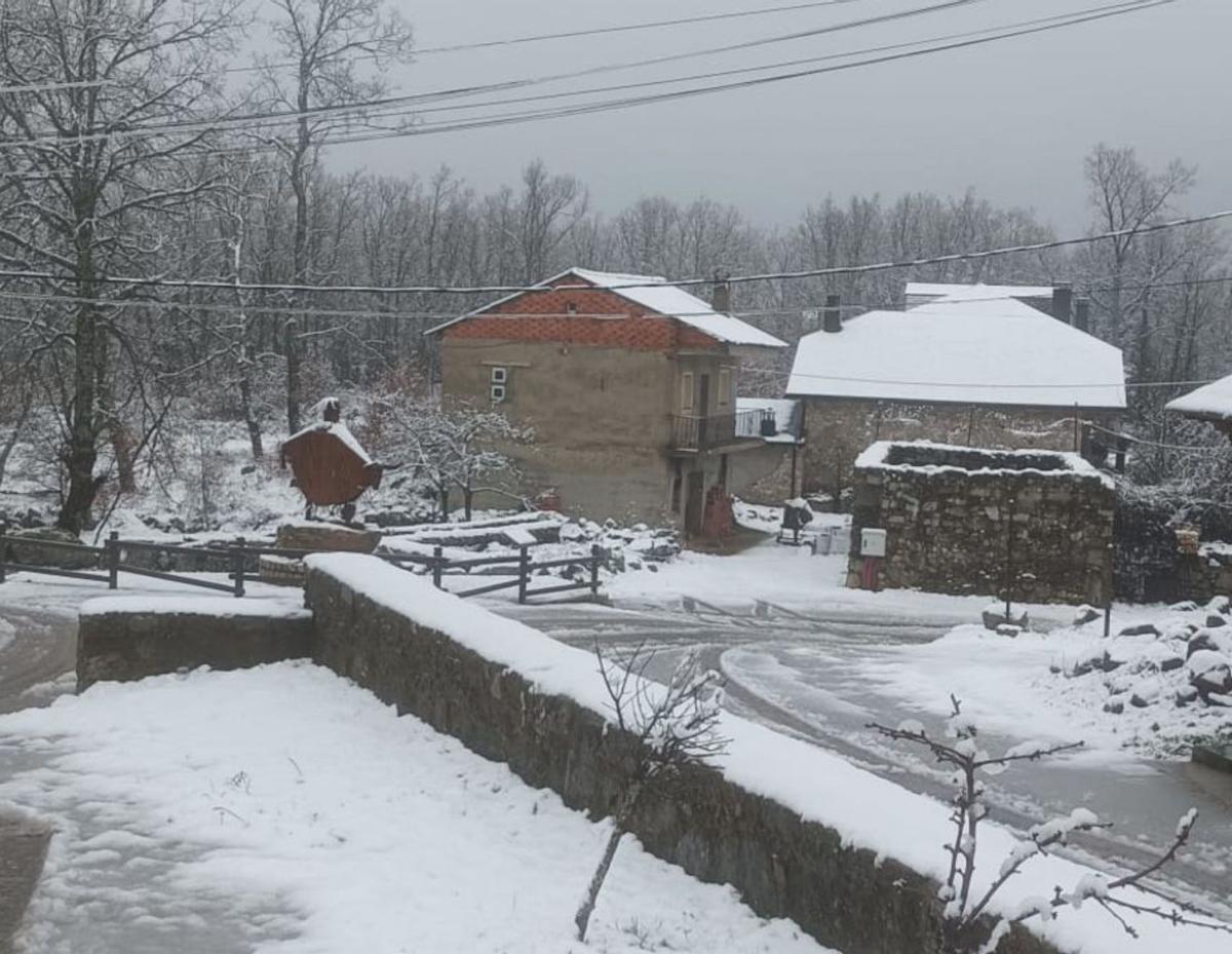 La nieve tiñe de blanco un municipio de la comarca de Sanabria. | A. S.