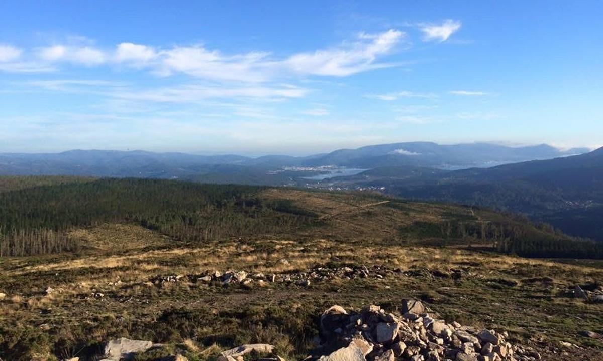 Desde el mirador se divisa la ría de Muros-Noia o el Monte Pindo