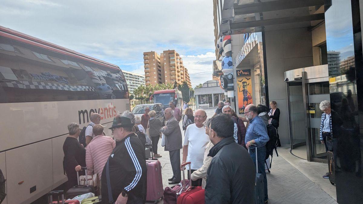 Mayores del Imserso llegando a un hotel de Orpesa, esta pasada temporada.