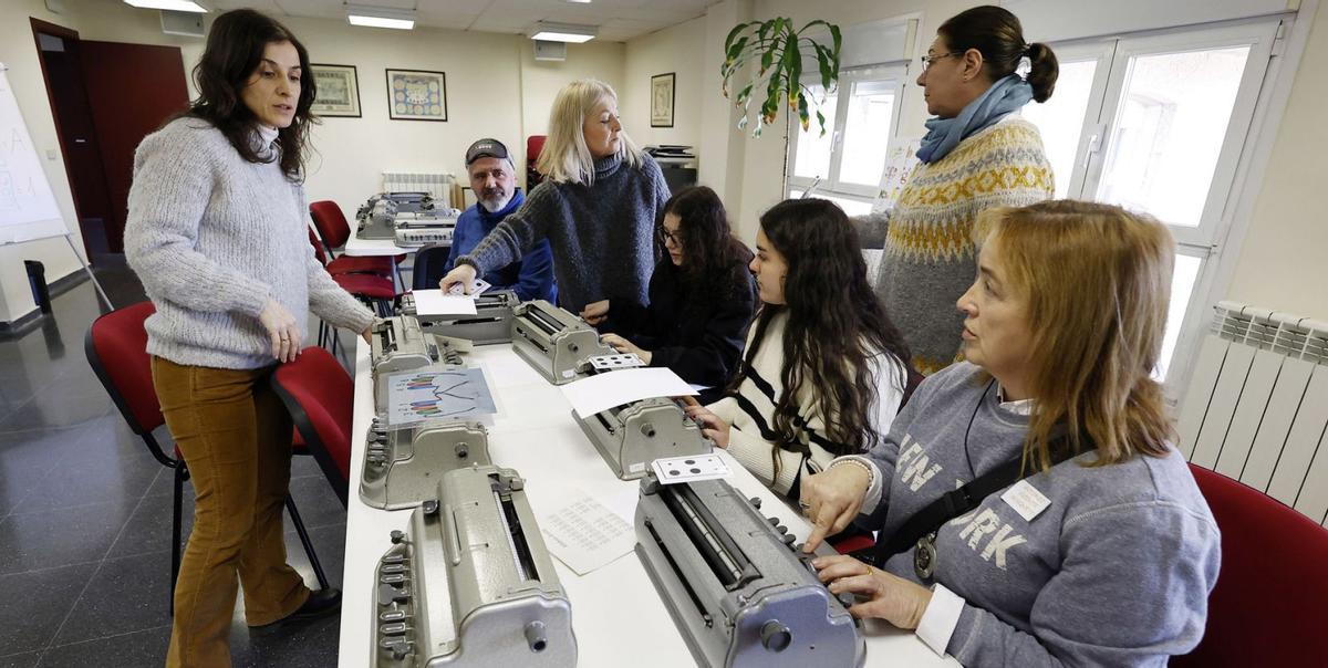 Alumnos probando a distinguir objetos y formas.  | // GUSTAVO SANTOS