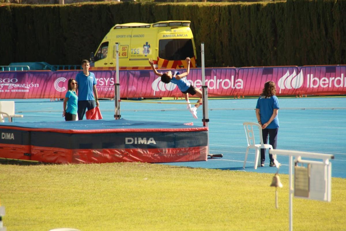 Uno de los atletas haciendo salto de altura