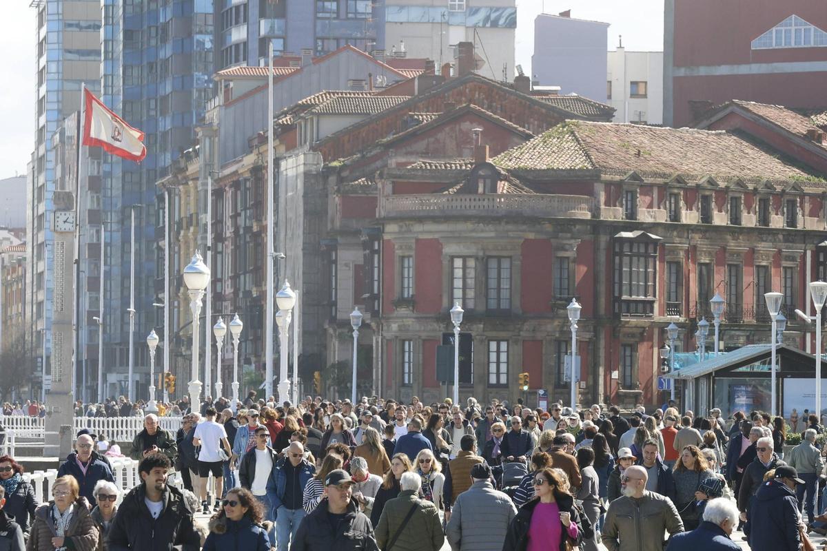 Ambiente turístico en marzo en el paseo del Muro
