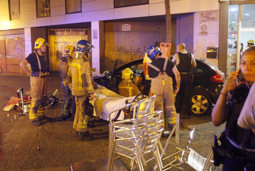 Un cotxe perd el control i atropella nou persones d'una terrassa de Girona