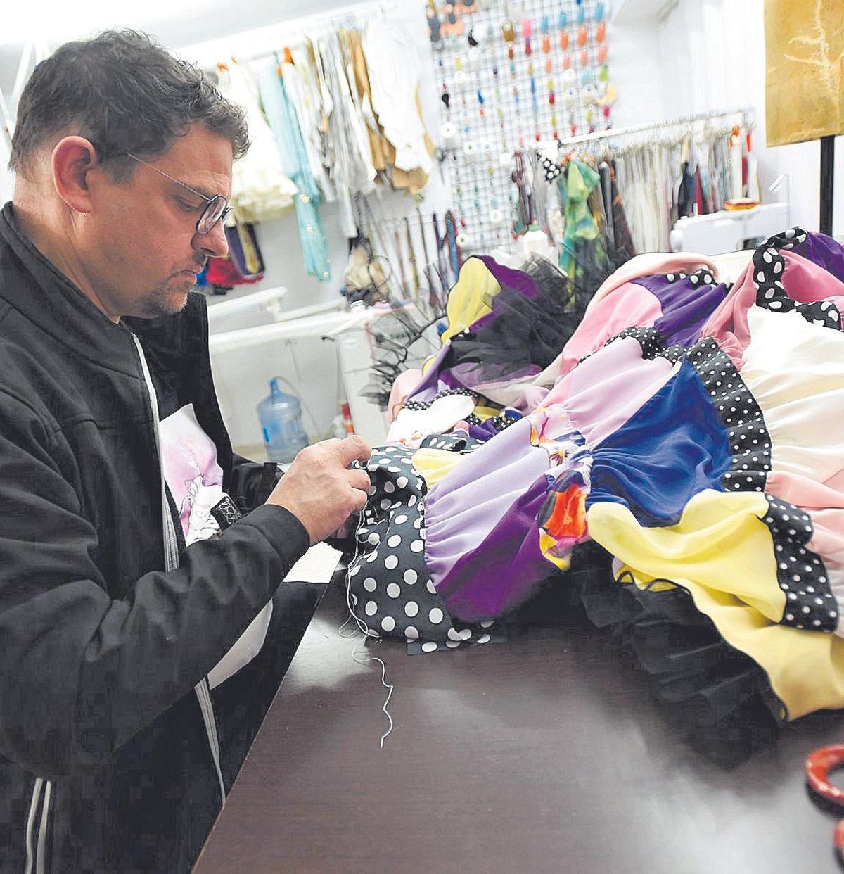 El diseñador Francisco Tamaral, en su taller de la calle Concepción, en Córdoba.