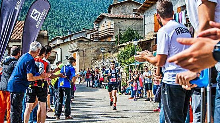 El berguedà Ivan Camps arriba al punt de pas de Gósol, on l&#039;esperen un bon grapat d&#039;aficionats que gaudeixen de la cursa, l&#039;any 2017