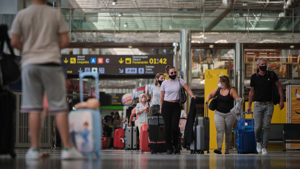 Pasajeros en el aeropuerto de Tenerife sur.