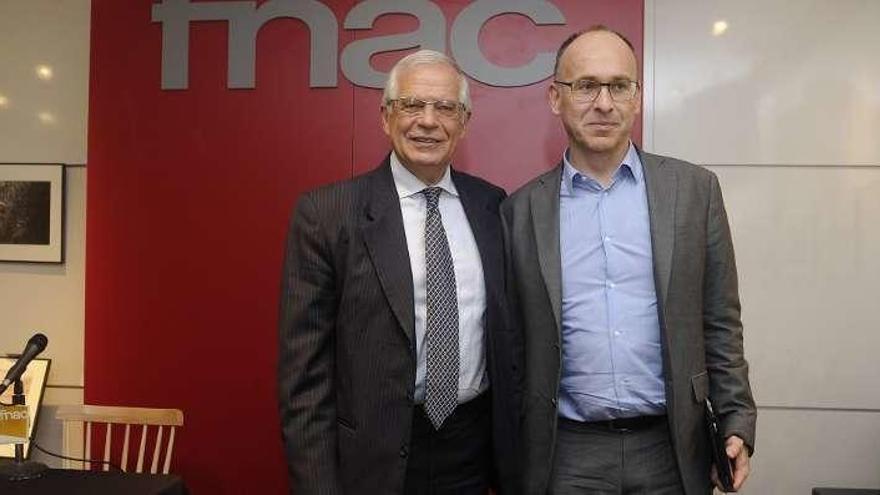 Josep Borrell y Joan Llorach, ayer, en la Fnac.