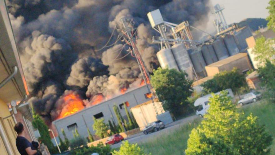 Vídeo: Les flames devoren una indústria de Sarrià de Ter