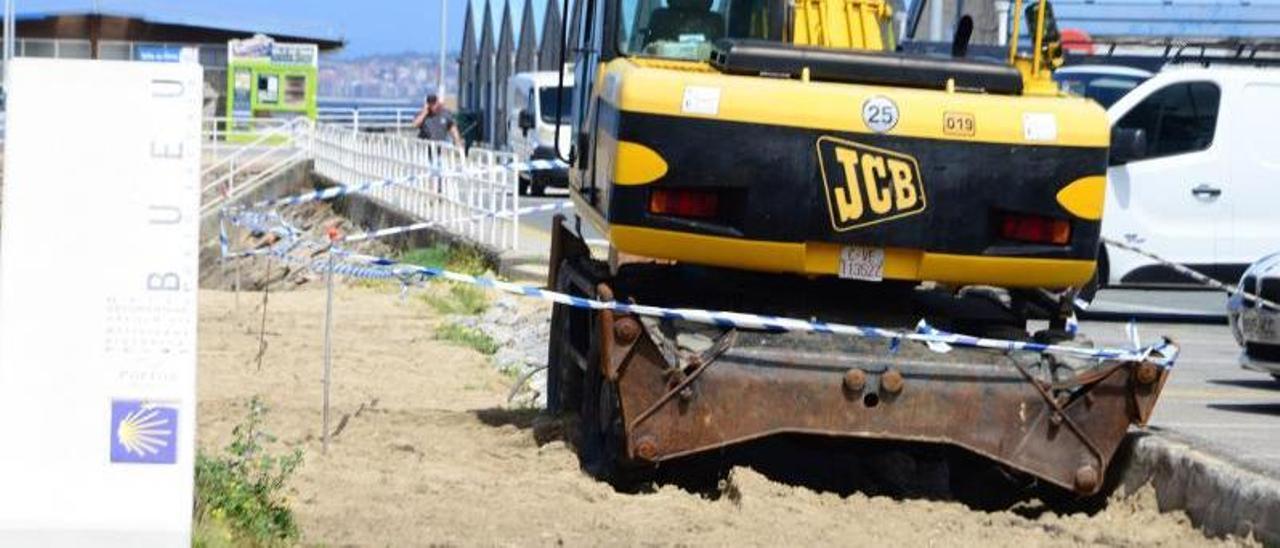 Las máquinas esta semana en el frente de la playa de Banda do Río donde se construirá la senda. |   // G.N.