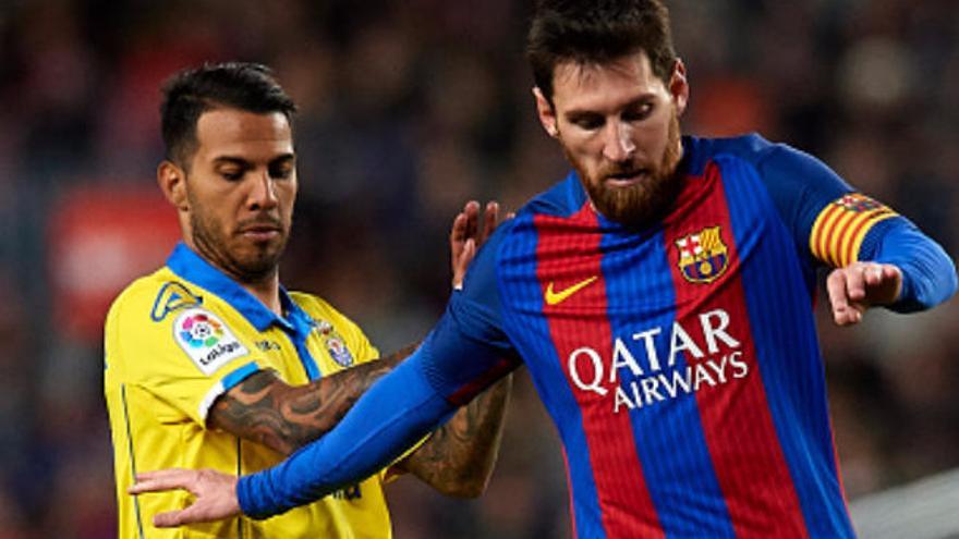 Viera presiona a Messi.