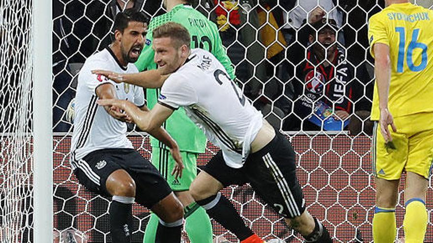 Mustafi celebra su gol ante Ucrania.