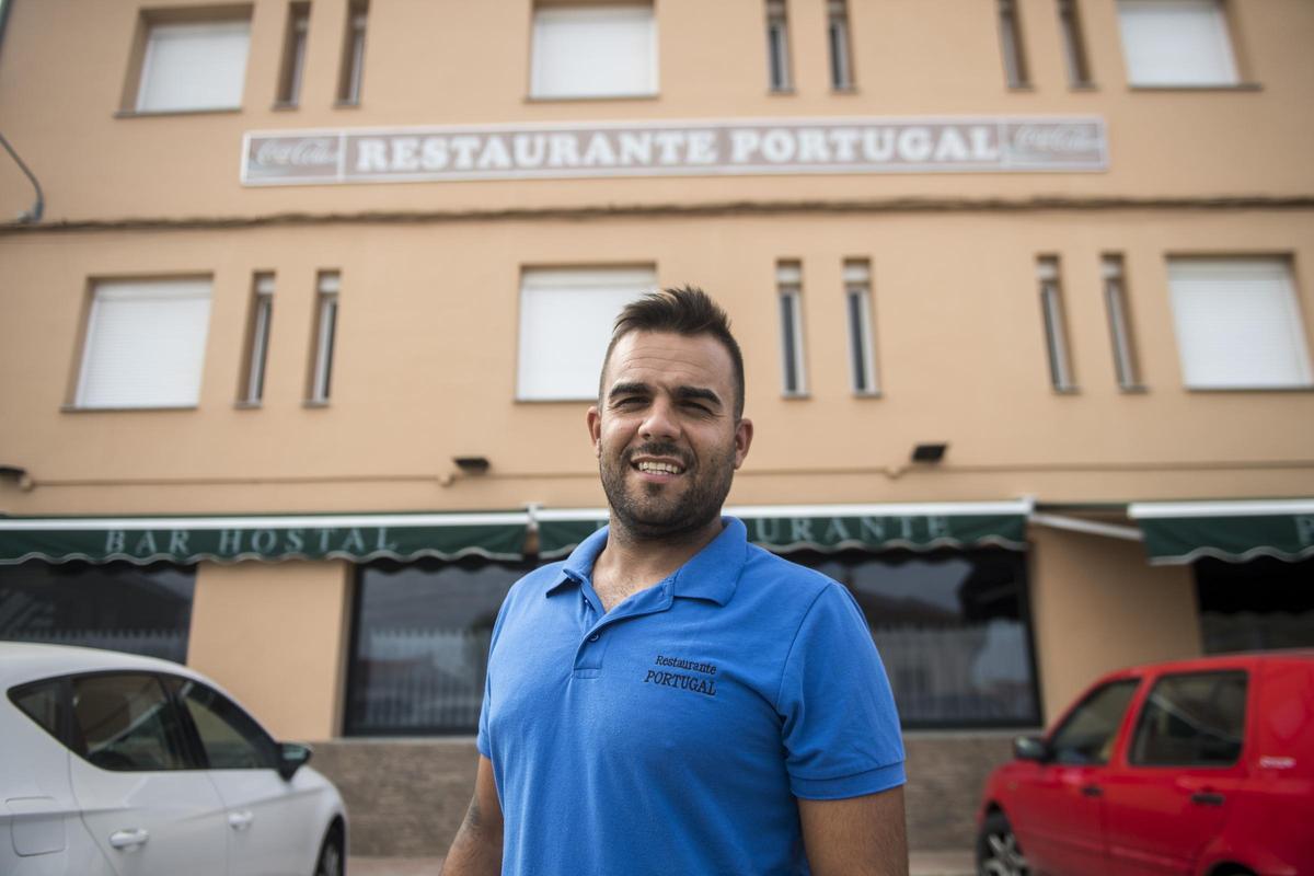 David Martín Fernández, en la entrada al restaurante Portugal.