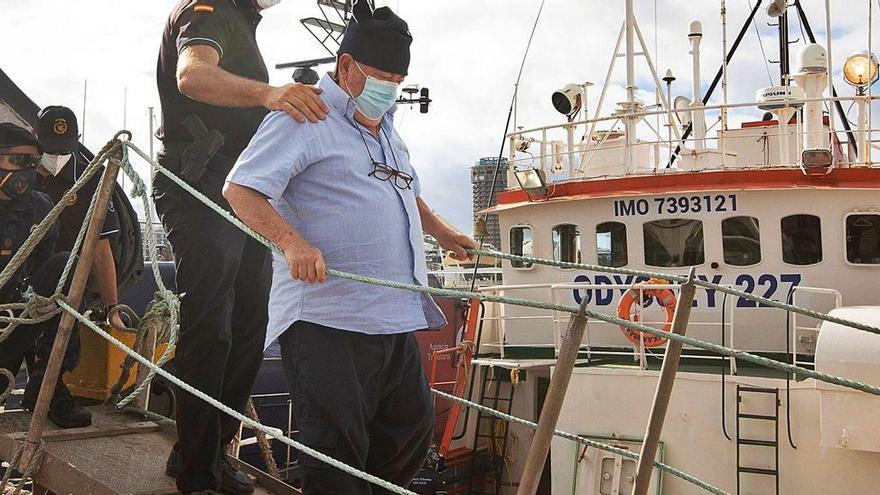 Un agente de vigilancia aduanera cae al mar en el asalto a un pesquero con 15.000 kilos de hachís