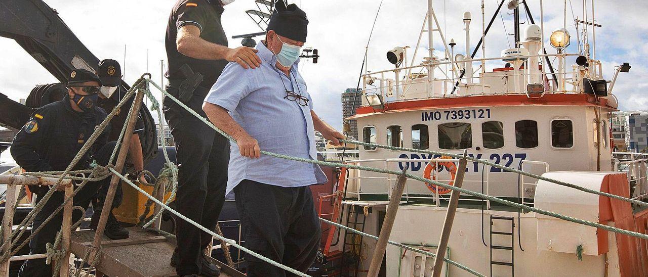 Así abordaron la Guardia Civil y la Policía Nacional al pesquero apresado con 15 toneladas de hachís