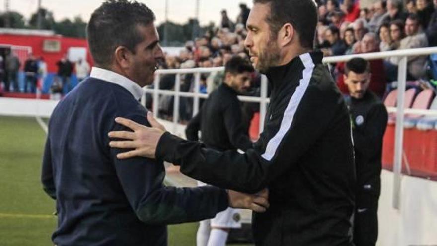 Tevenet, técnico del Hércules, saluda al entrenador del Saguntino David Gutiérrez.