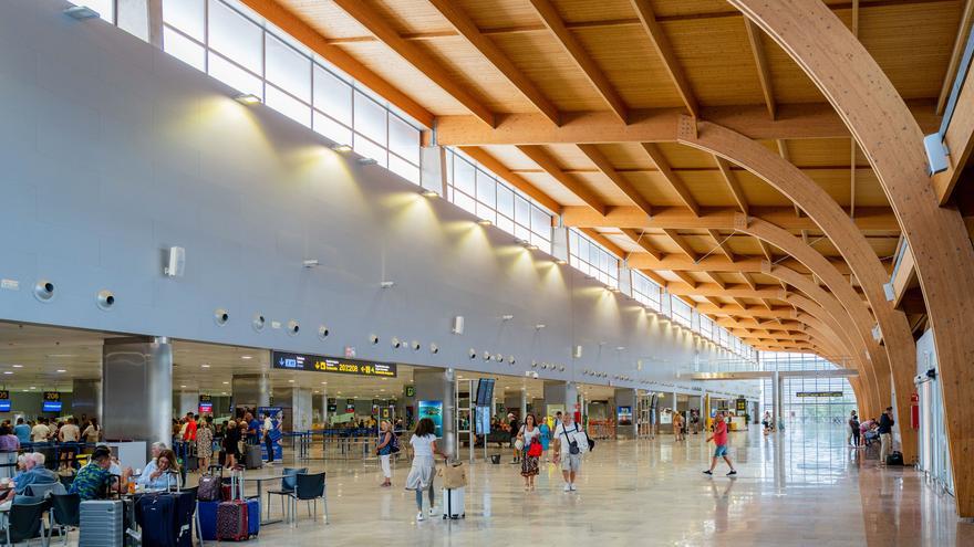 Intenta salir en avión de Tenerife con su esposa fallecida en silla de ruedas