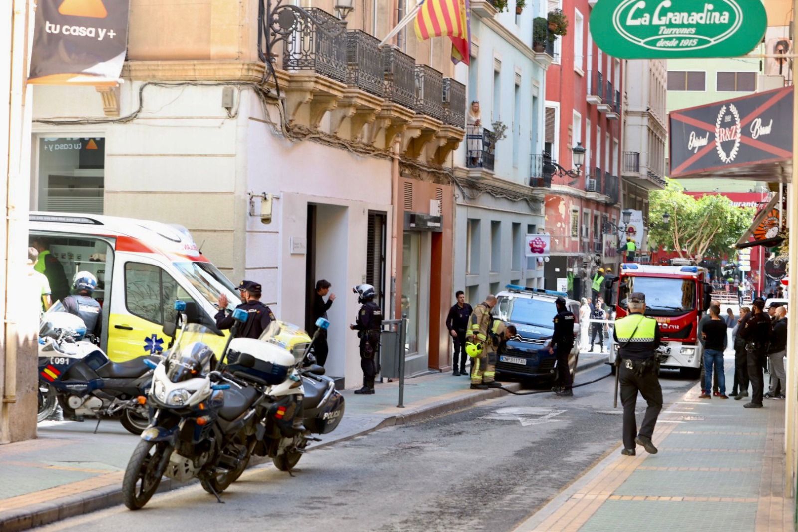 Cordón policial en Alicante debido a una mujer que se ha echado gasolina y ha intentado quemarse a lo bonzo