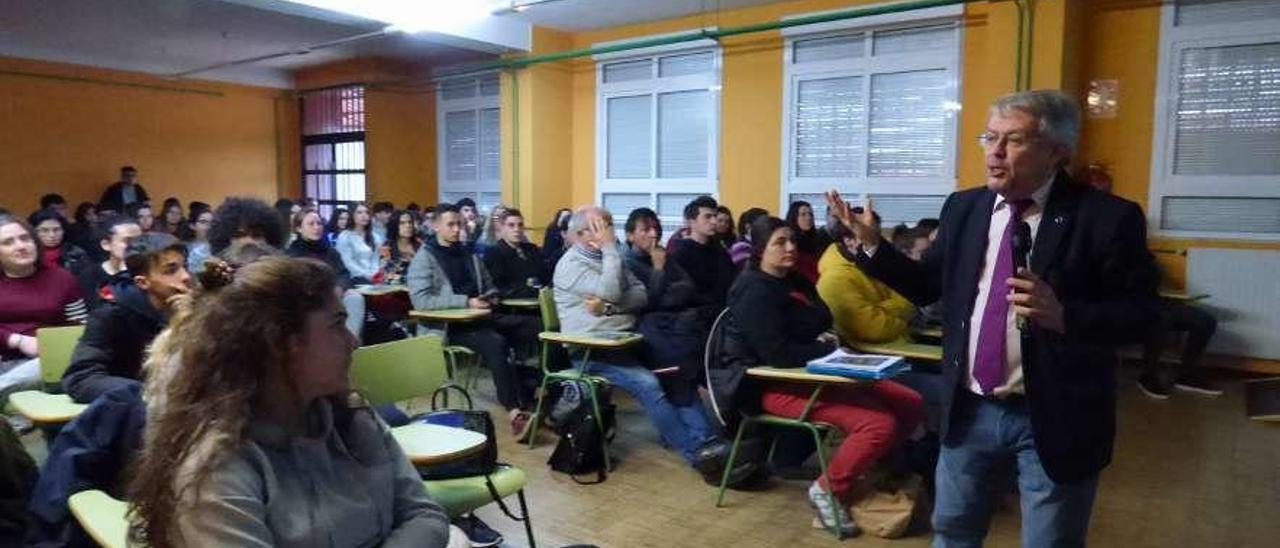 Juan Cuesta, ayer, durante su charla a los alumnos del Insituto Juan de Villanueva.