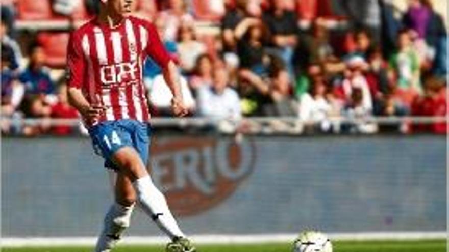 Rubén Alcaraz colpeja la pilota durant el Girona-Osasuna d&#039;aquest any.