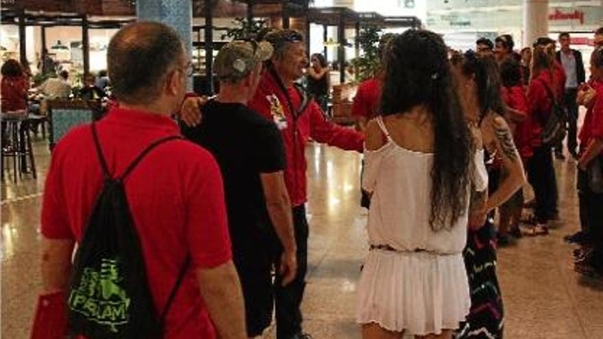 El director del CTAC, Toti Valés, saluda els companys del CTAC i de la FEEC que l&#039;esperaven a l&#039;aeroport.