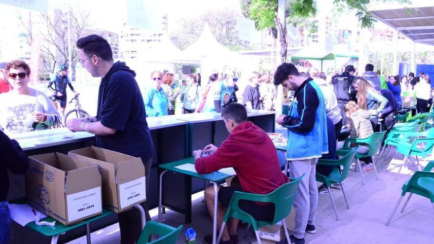 Entrega de dorsales de la III Carrera de la Mujer