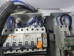 Un avi mor electrocutat a Sabadell per un nyap de l’electricista enviat per l’assegurança