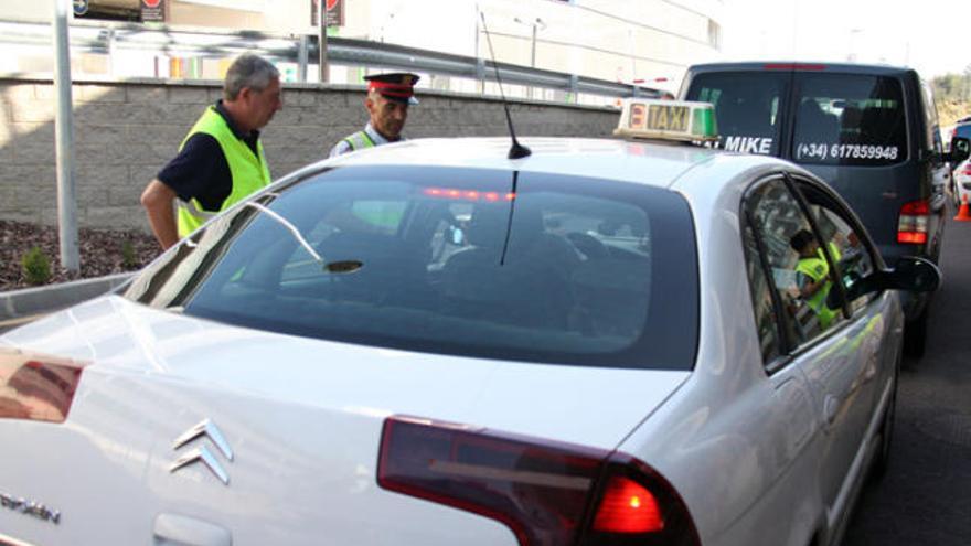 Moment del control policial que els Mossos d&#039;Esquadra van fer ahir al matí a l&#039;aeroport de Girona.