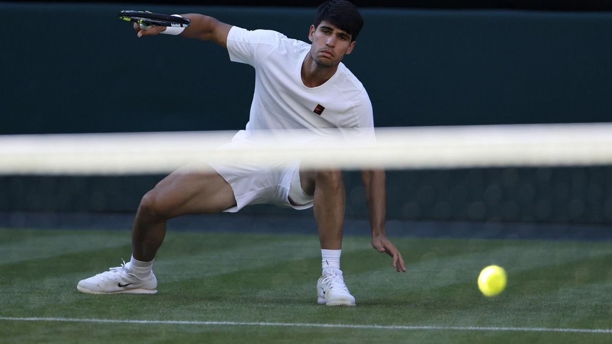 Carlos Alcaraz, durante su debut en Wimbledon contra Fabio Fognini.