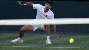 Carlos Alcaraz, durante su debut en Wimbledon contra Fabio Fognini.