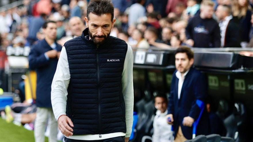 Carlos Corberán, en las inmediaciones del banquillo de Mestalla, esta temporada. | J. M. LÓPEZ