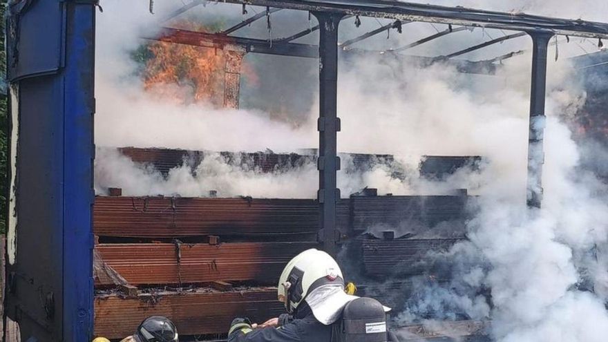Arde el remolque de un camión en la autovía a la altura de Lena | SEPA