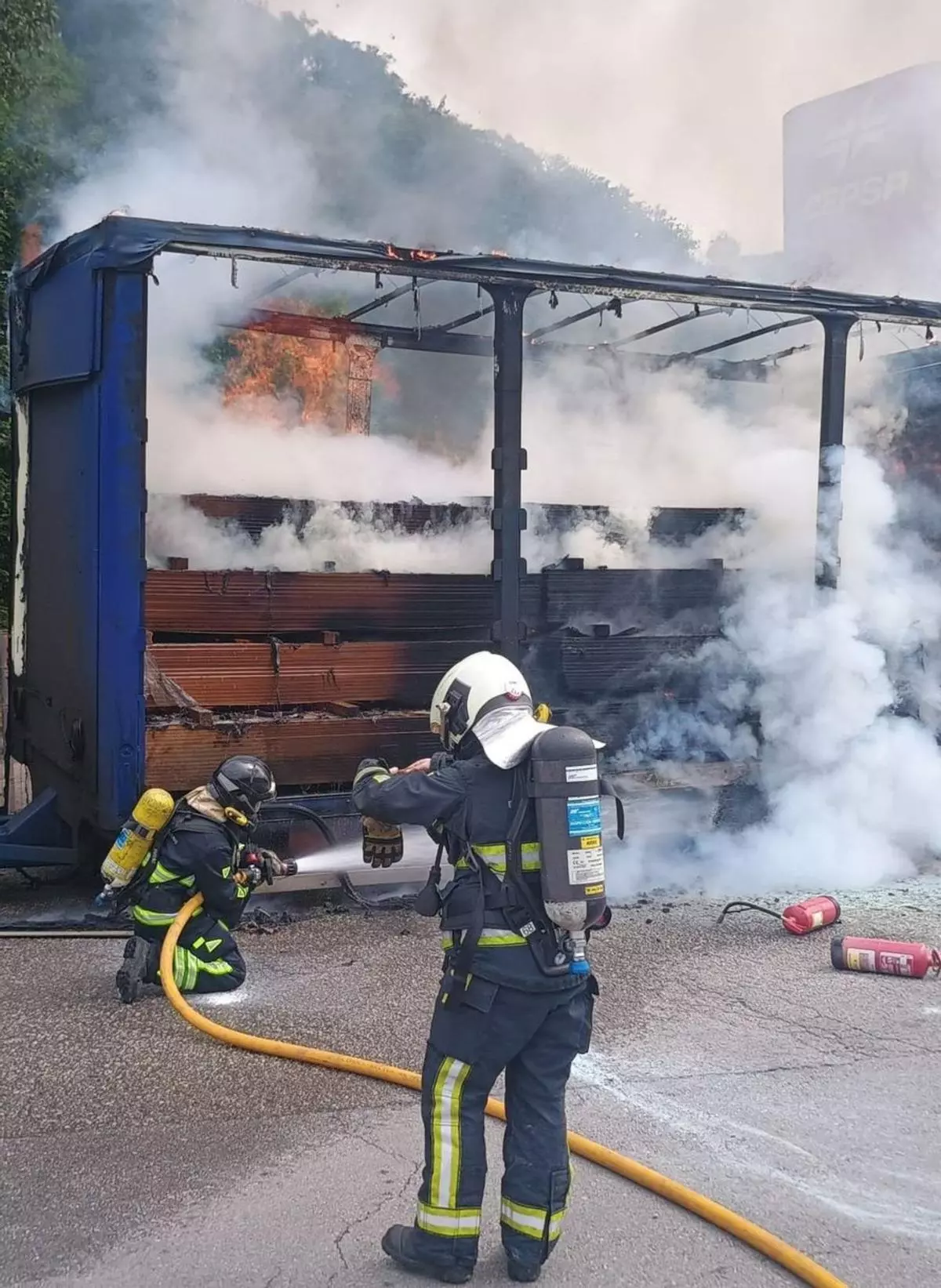 Arde el remolque de un camión en la autovía a la altura de Lena