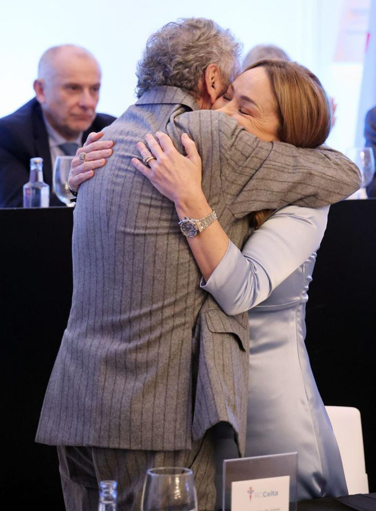 Padre e hija se abrazan.   | / /MARTA G.BREA