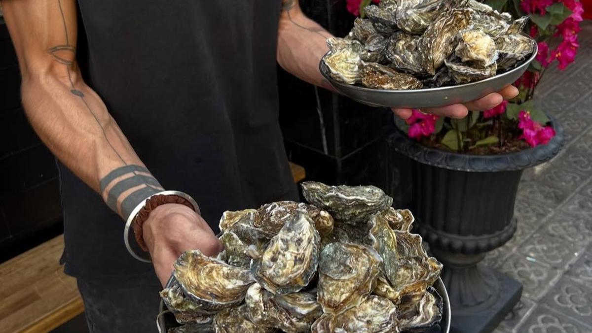 Platos de ostras en el tardeo de ostras, que las ofrecen a 1 euro.