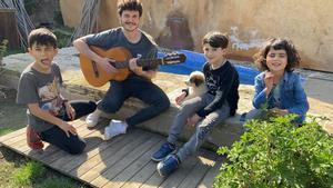 Miki Núñez, con sus niños en el programa de TV-3 ’Lau pair’.