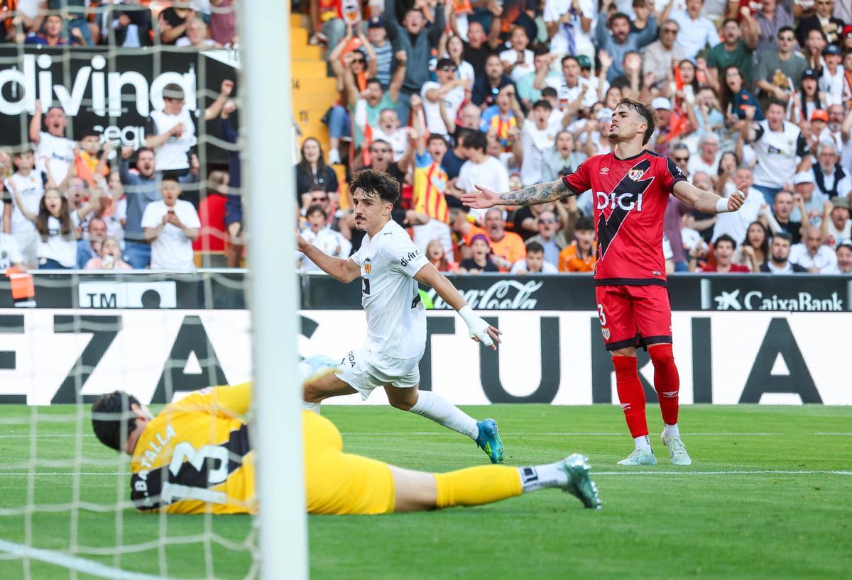 Valencia VLC SPD partido de fútbol de Liga EASPORTS entre el Valencia CF y el Rayo Vallecano