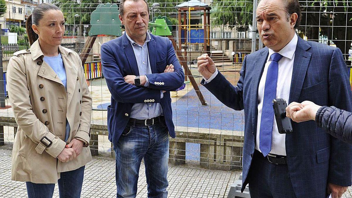 Blanco, Seijas y Crespo, durante una rueda de prensa en la Praza da Vila.