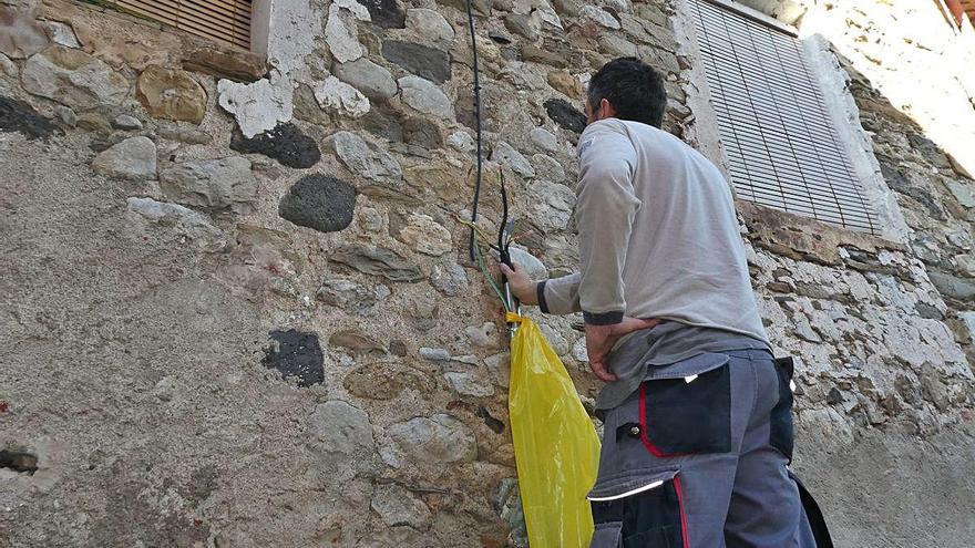 Un electricista treballava ahir en la reparació dels cables.