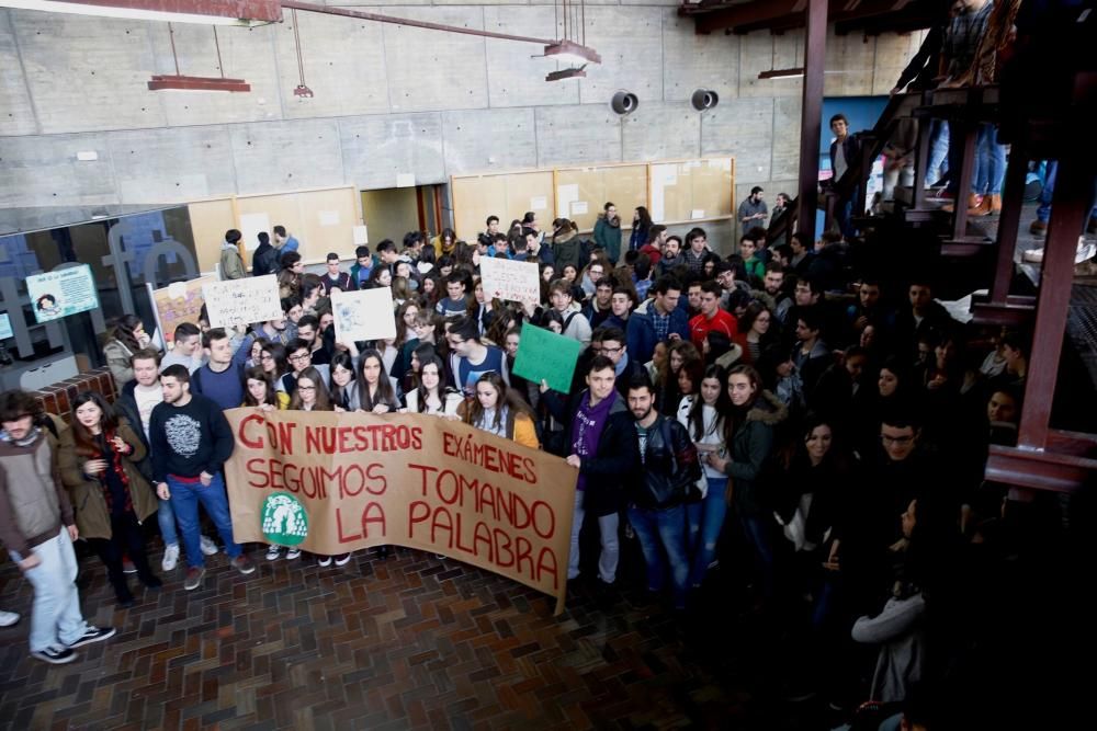 Concentración de estudiantes universitarios en contra de la supresión de los exámenes de diciembre.