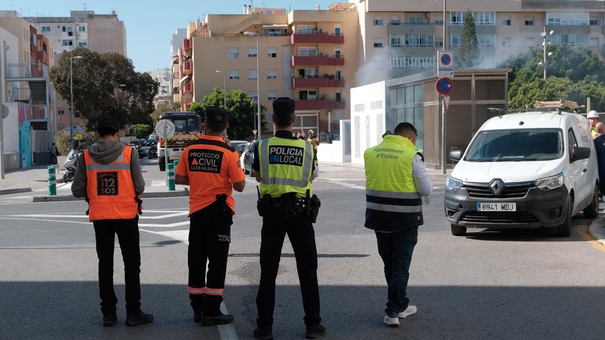 Las imágenes del incendio del aparcamiento del Cetis en Ibiza