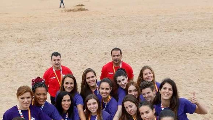 La plantilla del Mavi NT, con el trofeo de la Copa de la Reina.