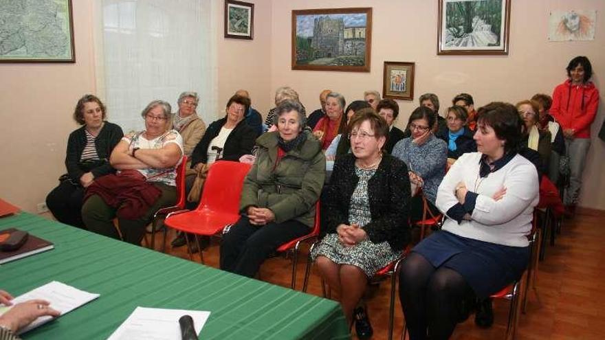 Asistentes a la asamblea en el centro cultural Vista Alegre.